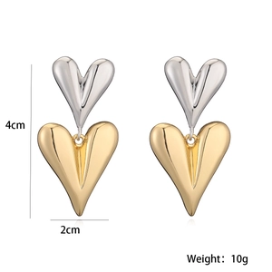 Dettaglio di orecchini a cuore placcati oro 18K con dimensioni 4cm e peso di 10g