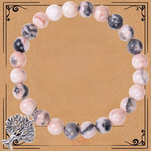 Détail du bracelet en agate avec breloque arbre de vie et carte cadeau enseignant