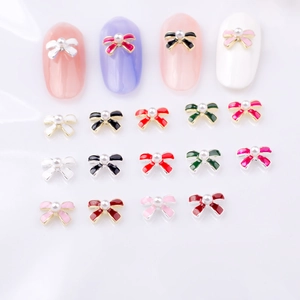 Detailansicht bunter Schleifen-Nagelcharms mit Perlen für DIY-Maniküre-Kunstdesigns