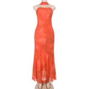 Détail du tissu en maille imprimé floral et ourlet sirène sur la robe longue bustier