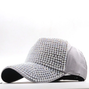 Dettaglio del cappello da baseball grigio in cotone mercerizzato con perle colorate vivaci