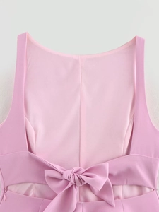 Détail du haut rose sans manches avec fermeture éclair dorsale et grand nœud décoratif