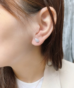 Gros plan d'une boucle d'oreille goutte en argent S925 avec cristaux micropavés brillants
