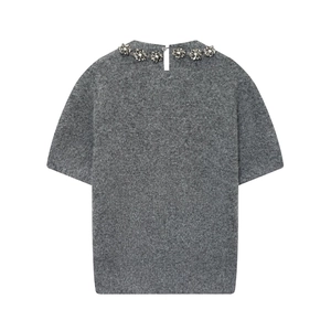 Top grigio in maglia a maniche corte con elegante scollo floreale perlato su bianco