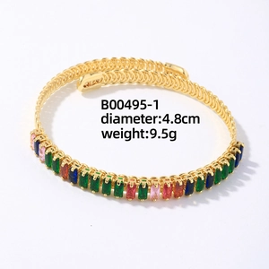 Vue détaillée du bracelet doré avec zircons colorés, diamètre 4.8cm et poids de 9.5g