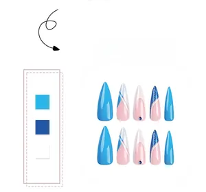 Détail de faux ongles stiletto avec paillettes bleues, strass et motifs à rayures