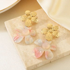 French retro two-tone flower earrings in 18k gold stainless steel on beige stone