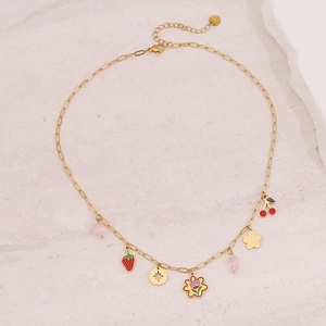 Dettaglio della collana a catena d'oro con ciondoli a ciliegia e accenti di perle