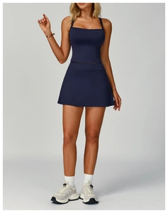 Détail d'un ensemble jupe de sport et gilet bleu marine pour tenue de sport de qualité