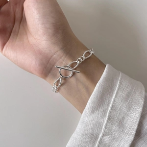 Minimalist 925 sterling silver chain bracelet with toggle clasp on female wrist