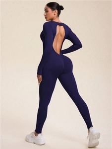 Detail eines dunkelblauen rückenfreien nahtlosen Jumpsuits mit hoher Elastizität