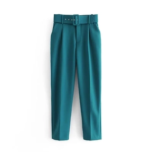 Detalle de pantalones de talle alto verde azulado con cinturón a juego y pliegues frontales