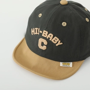 Baby-Baseballkappe mit C-Stickerei, Farblock-Design und weichem Schirm für optimalen Sonnenschutz