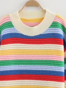 Gros plan du pull en tricot à rayures arc-en-ciel avec col rond sur cintre