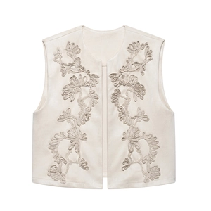 Gilet ricamato vintage bianco crema in finta pelle scamosciata con motivi floreali