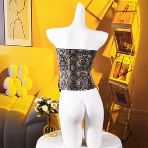 Détail d'un haut bustier imprimé serpent avec paillettes et coupe ajustée