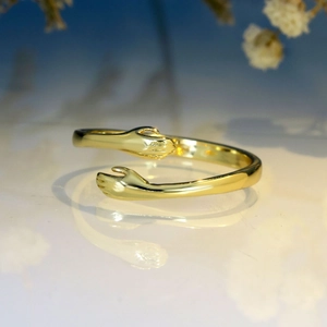 Adjustable golden hug ring for couples featuring a creative hands crossing design