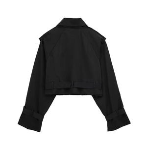 Détails du dos du trench-coat court noir avec ceinture à la taille et brides aux manches
