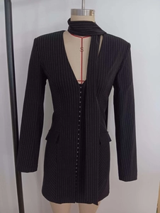 Detail eines schwarzen Nadelstreifen-Blazer-Kleids mit tiefem V-Ausschnitt auf Mannequin