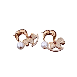 Boucles d'oreilles cheval à bascule plaquées or 18K avec perles et cristaux étincelants
