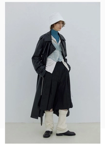 Ganzkörper-Look mit Beinstulpen aus Wollmischung, Ledermantel und Lagen-Styling