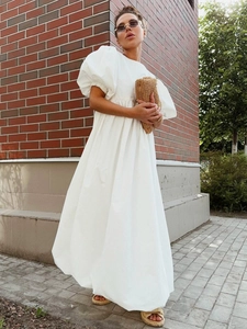 Robe maxi blanche en coton à manches bouffantes avec taille haute et style rétro