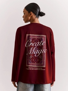 Bordeauxrotes Oversize-Baumwollshirt mit 'Create Magic' Rückendruck im Retro-Look
