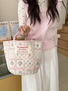 Sac seau matelassé à fleurs avec bandoulière réglable et motifs de nœuds roses et blancs