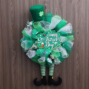 St. Patrick's Day Kranz mit Gnomenbeinen und Kleeblattmustern für Türdekoration
