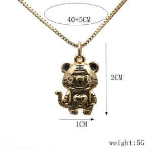 Detailed size chart of a gold tiger pendant necklace with precise length and weight specs