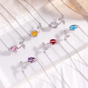 Colliers avec pendentifs tulipes en six couleurs et cristaux brillants sur chaînes argentées
