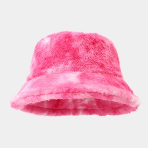 Détail du bob en fausse fourrure tie-dye rose montrant la texture douce et duveteuse