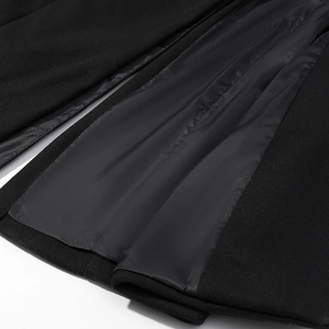 Détail de la doublure en soie noire lisse et des coutures de ce manteau en laine élégant