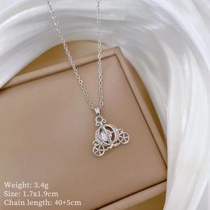 Detail showing pumpkin carriage pendant with 3.4g weight and 40+5cm chain size