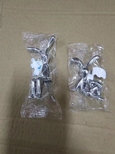 Rückansicht von zwei silbernen Hasen-Dekoartikeln mit Kleberückseite in Folienbeutel