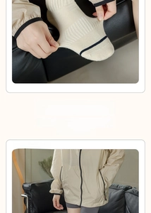 Dettaglio di calzini beige a coste con strisce blu e giacca casual coordinata con cappuccio