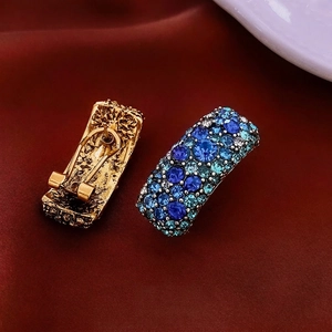 Boucles d'oreilles vintage rectangulaires avec cristaux bleus dégradés et doré poli