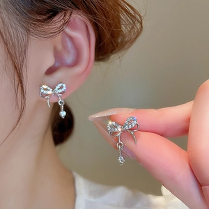 Boucles d'oreilles nœud en argent avec strass scintillants et pampille pour femme