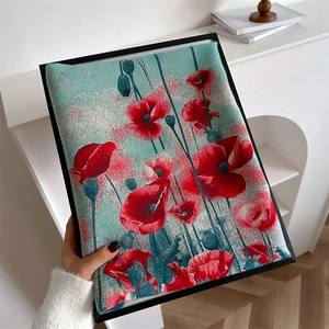 Künstlerischer Wandbehang mit gestricktem Mohnblumenmuster in Rot und grünen Blättern
