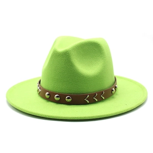 Détail d'un chapeau fedora en laine vert fluo avec sangle en cuir et rivets argentés