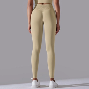 Rückansicht der khaki-hochtaillierten nahtlosen Yogahose mit Raffung für den Push-up-Effekt