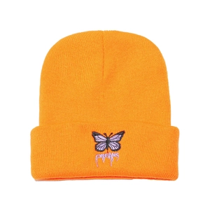 Détail de la broderie papillon violet et texte PREAMS sur le bonnet en tricot orange