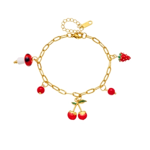 Bracelet doré à la mode avec breloques émaillées cerise rouge, fraise et champignon