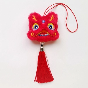 Gros plan détaillé d'un pendentif de danse du lion en peluche rouge avec pompon