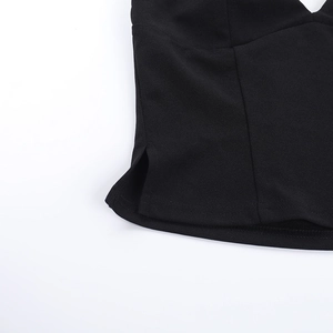 Détail du débardeur noir avec fente latérale à l'ourlet et texture en maille fine