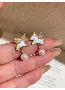 Macro de boucles d'oreilles licorne plaquées or 18K avec nacre et perles pendantes