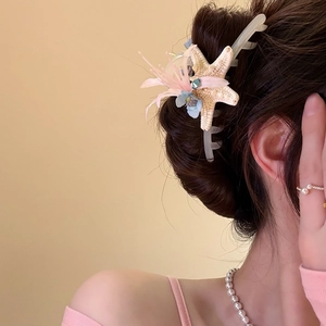 Eleganter Haarklammer mit Seestern und Stoffblumen für Strandurlaub und sommerliches Styling
