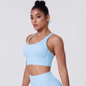 Dettaglio del reggiseno sportivo azzurro con scollo a U e ampia fascia di supporto