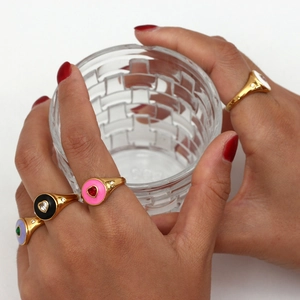 Détail de bagues cœur en acier inoxydable plaqué or 18 carats avec émail coloré