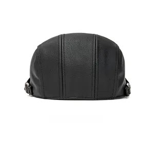 Detailansicht der Rückseite einer Schiebermütze aus Leder mit verstellbaren Metallschnallen